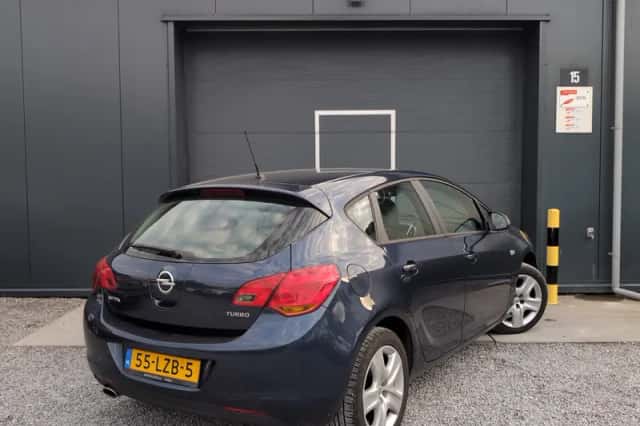 Opel Astra (2010) thumbnail 4