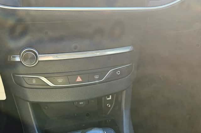 Peugeot 308 (2015) thumbnail 3