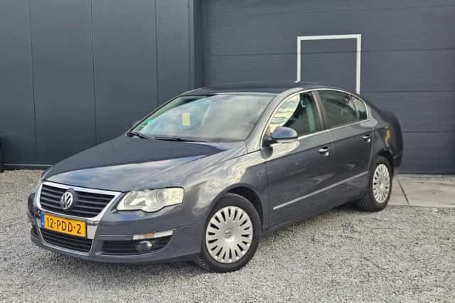 Volkswagen Passat (2011) thumbnail 1