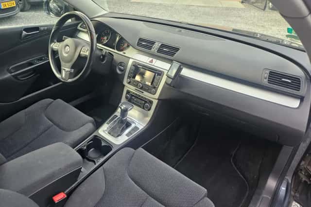 Volkswagen Passat (2011) thumbnail 2