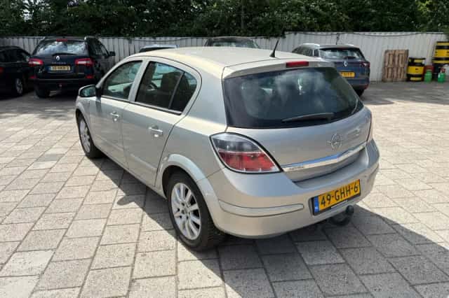 Opel Astra (2008) thumbnail 2