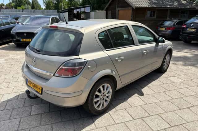 Opel Astra (2008) thumbnail 3