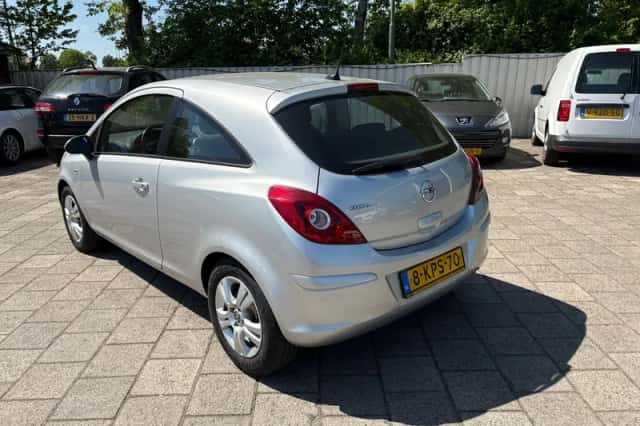 Opel Corsa (2013) thumbnail 2