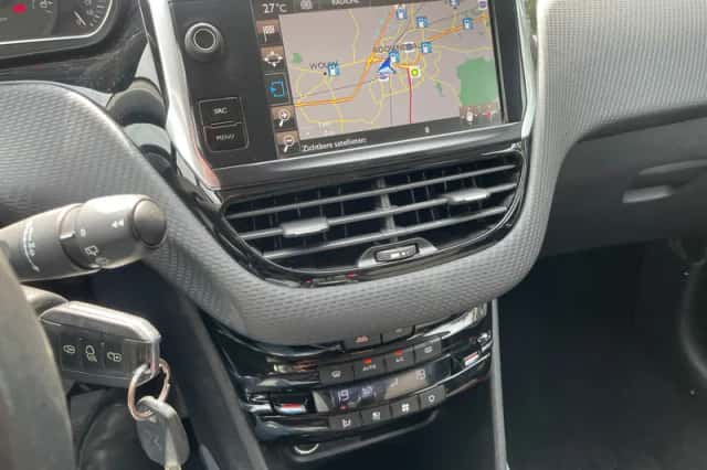 Peugeot 2008 (2015) thumbnail 6