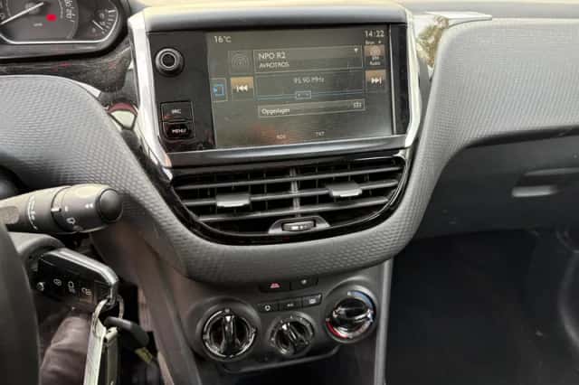Peugeot 2008 (2016) thumbnail 6