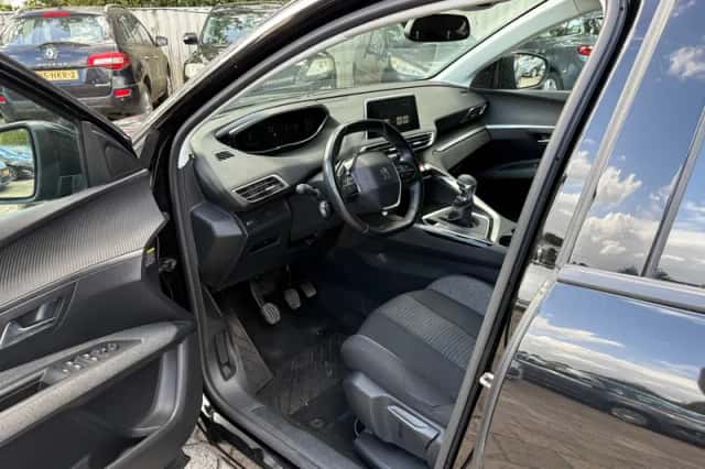 Peugeot 3008 (2019) thumbnail 5