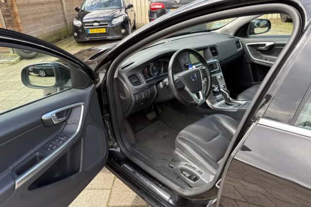 Volvo V60 (2015) thumbnail 5