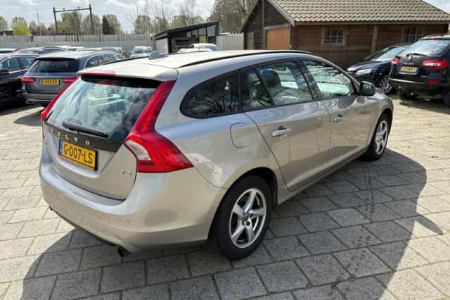 Volvo V60 (2015) thumbnail 3