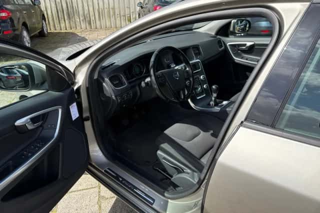 Volvo V60 (2015) thumbnail 5