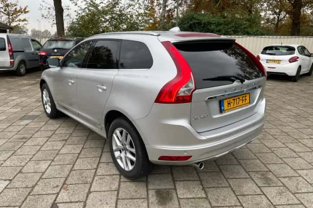 Volvo XC60 (2016) thumbnail 2