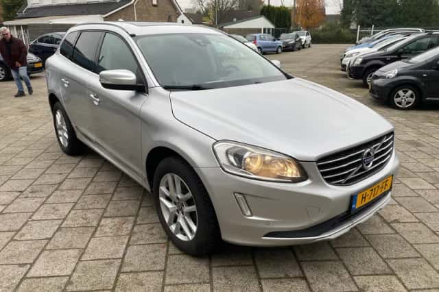 Volvo XC60 (2016) thumbnail 4