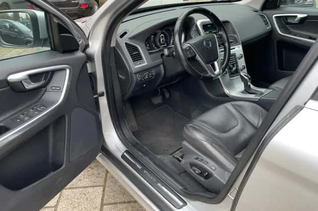 Volvo XC60 (2016) thumbnail 5