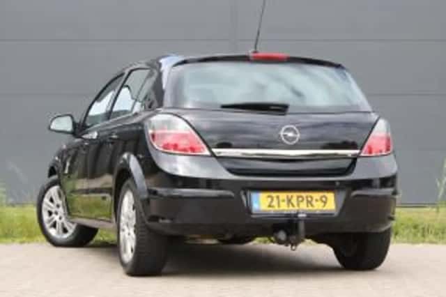 Opel Astra (2010) thumbnail 3