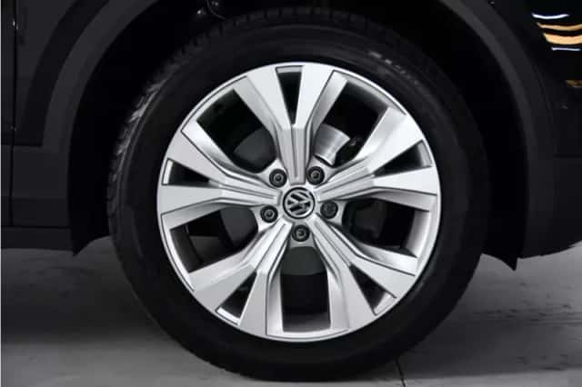 Volkswagen T-Roc (2023) thumbnail 3