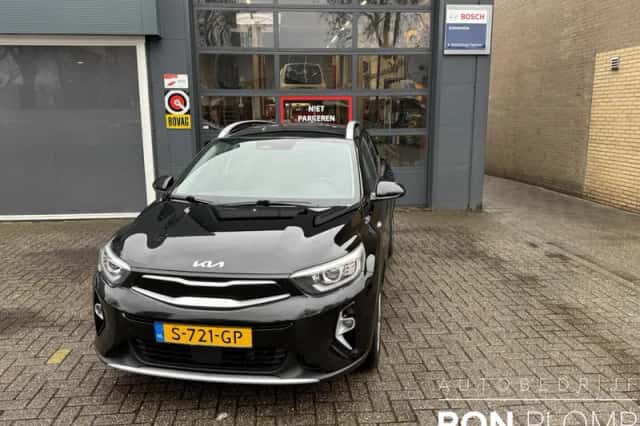Kia Stonic (2023) thumbnail 2