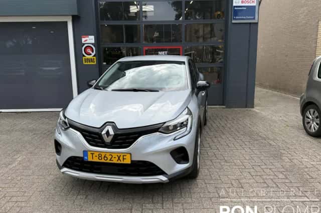 Renault Captur (2023) thumbnail 2