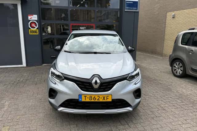 Renault Captur (2023) thumbnail 3
