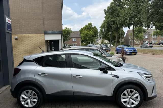 Renault Captur (2023) thumbnail 5