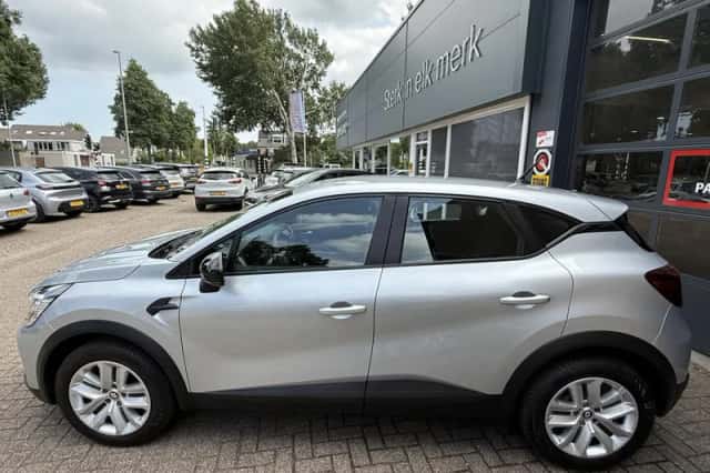 Renault Captur (2023) thumbnail 6
