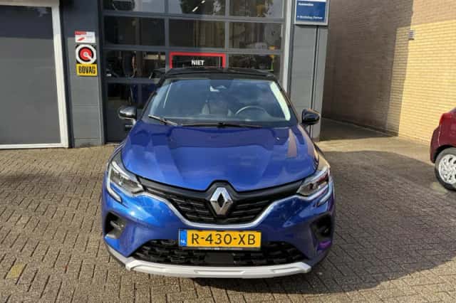 Renault Captur (2022) thumbnail 2