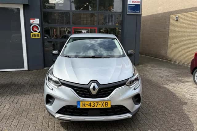 Renault Captur (2022) thumbnail 2