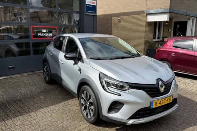 Renault Captur (2022) thumbnail 3