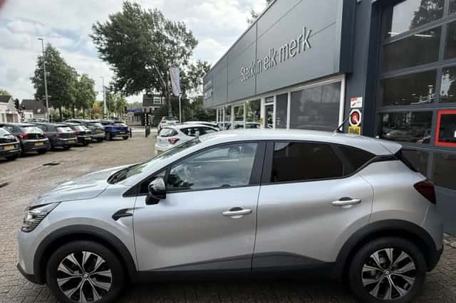 Renault Captur (2022) thumbnail 5