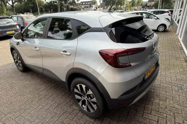 Renault Captur (2022) thumbnail 6