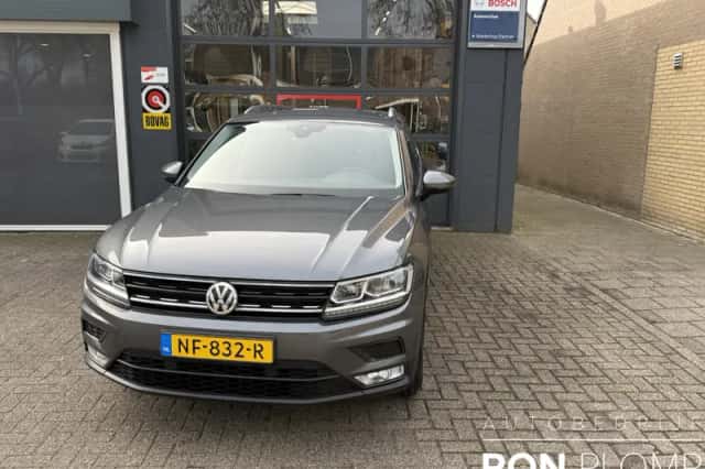 Volkswagen Tiguan (2017) thumbnail 2