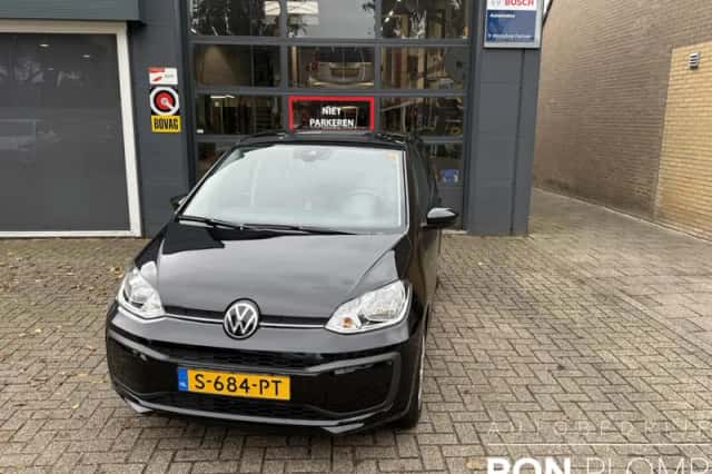Volkswagen Up! (2023) thumbnail 2