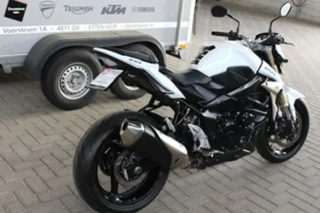 Suzuki GSR (2012) thumbnail 3