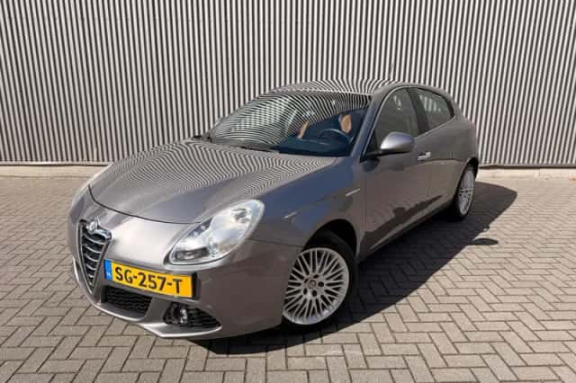 Alfa Romeo Giulietta (2012) thumbnail 1