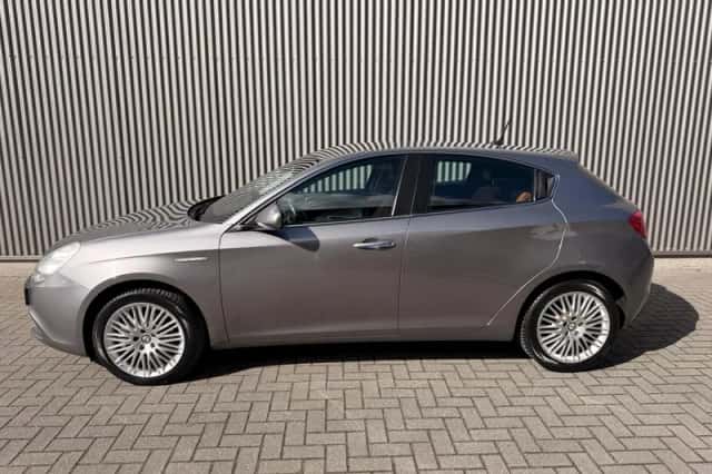 Alfa Romeo Giulietta (2012) thumbnail 2
