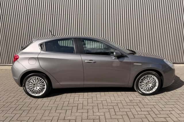 Alfa Romeo Giulietta (2012) thumbnail 4