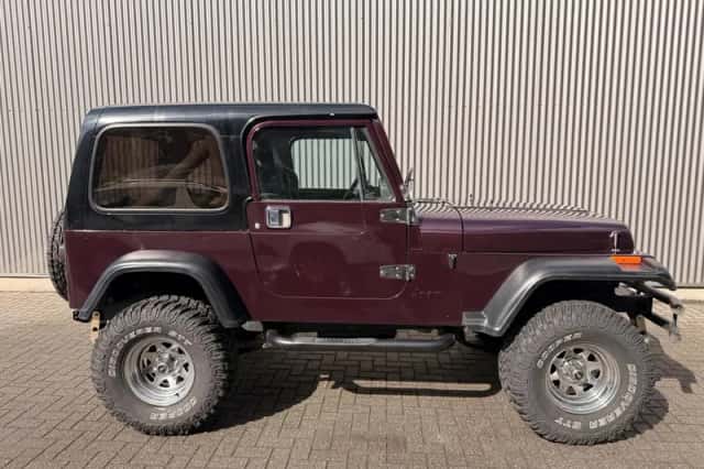 Jeep Wrangler (1988) thumbnail 3