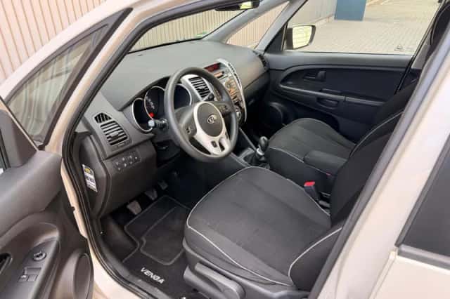 Kia Venga (2010) thumbnail 2
