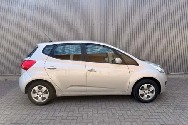 Kia Venga (2010) thumbnail 6