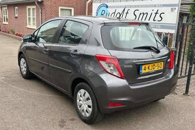 Toyota Yaris (2013) thumbnail 3