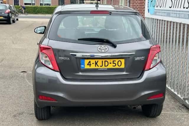 Toyota Yaris (2013) thumbnail 4