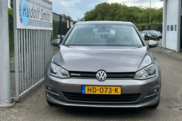 Volkswagen Golf (2015) thumbnail 2