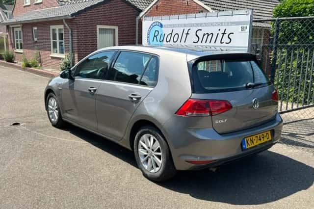 Volkswagen Golf (2016) thumbnail 3