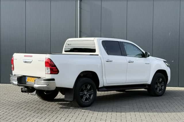 Toyota Hilux (2021) thumbnail 2
