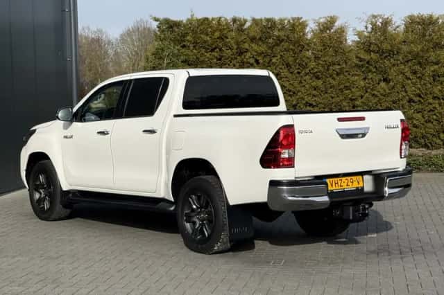 Toyota Hilux (2021) thumbnail 4