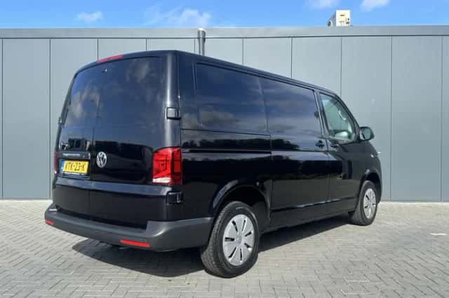 Volkswagen Transporter (2023) thumbnail 2