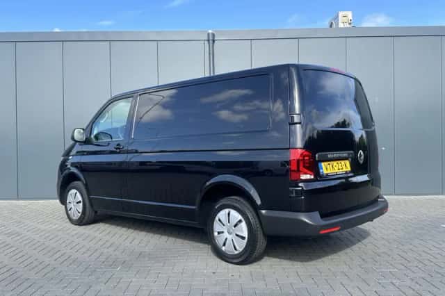 Volkswagen Transporter (2023) thumbnail 4
