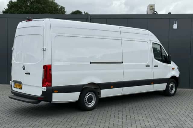Mercedes-Benz Sprinter (2023) thumbnail 2