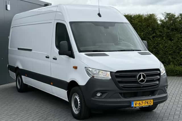 Mercedes-Benz Sprinter (2023) thumbnail 3