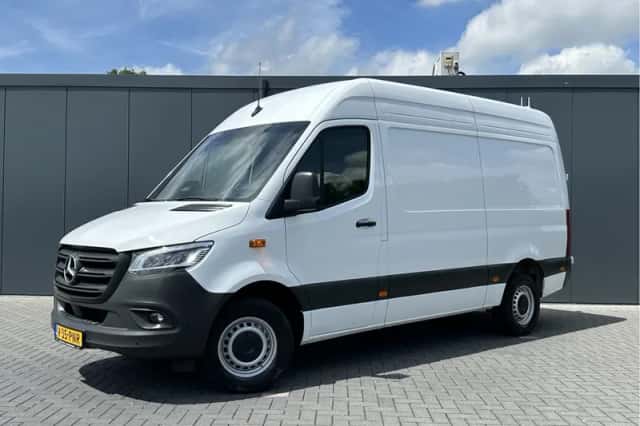 Mercedes-Benz Sprinter (2024) thumbnail 1