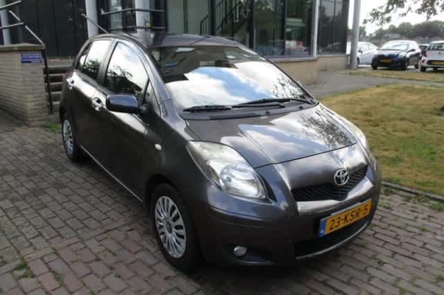 Toyota Yaris (2010) thumbnail 2