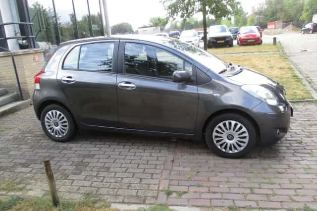 Toyota Yaris (2010) thumbnail 3